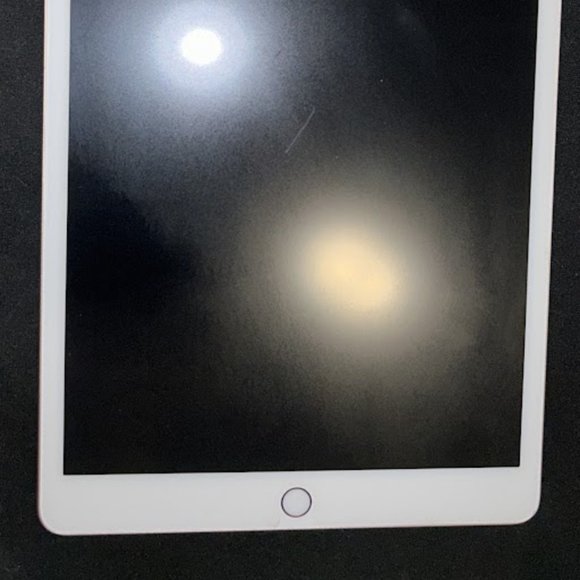 iPad 7th Generation 32GB - Rose Gold - Picture 2 of 9